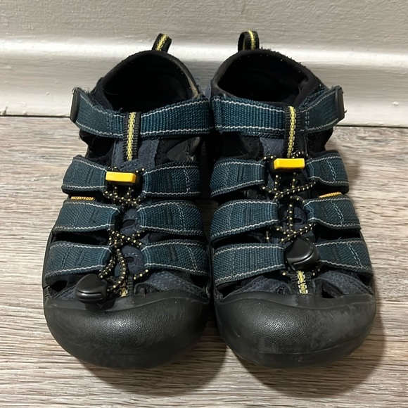 HOST PICK Keen Youth Sandals - Picture 1 of 9